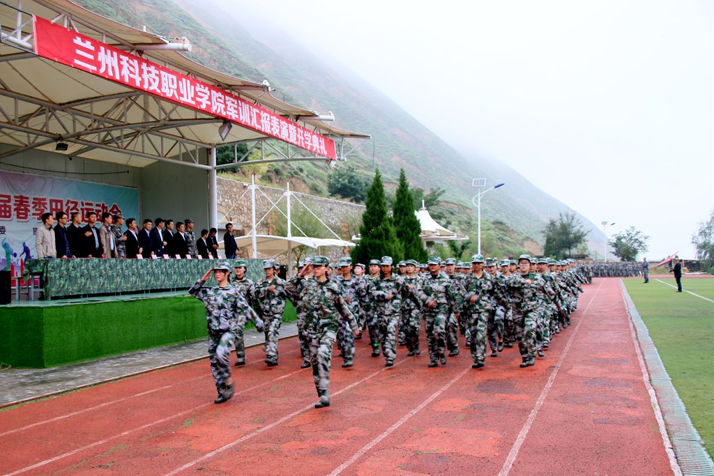 1537329500.jpg 开学典礼暨军训总结表彰大会9.jpg