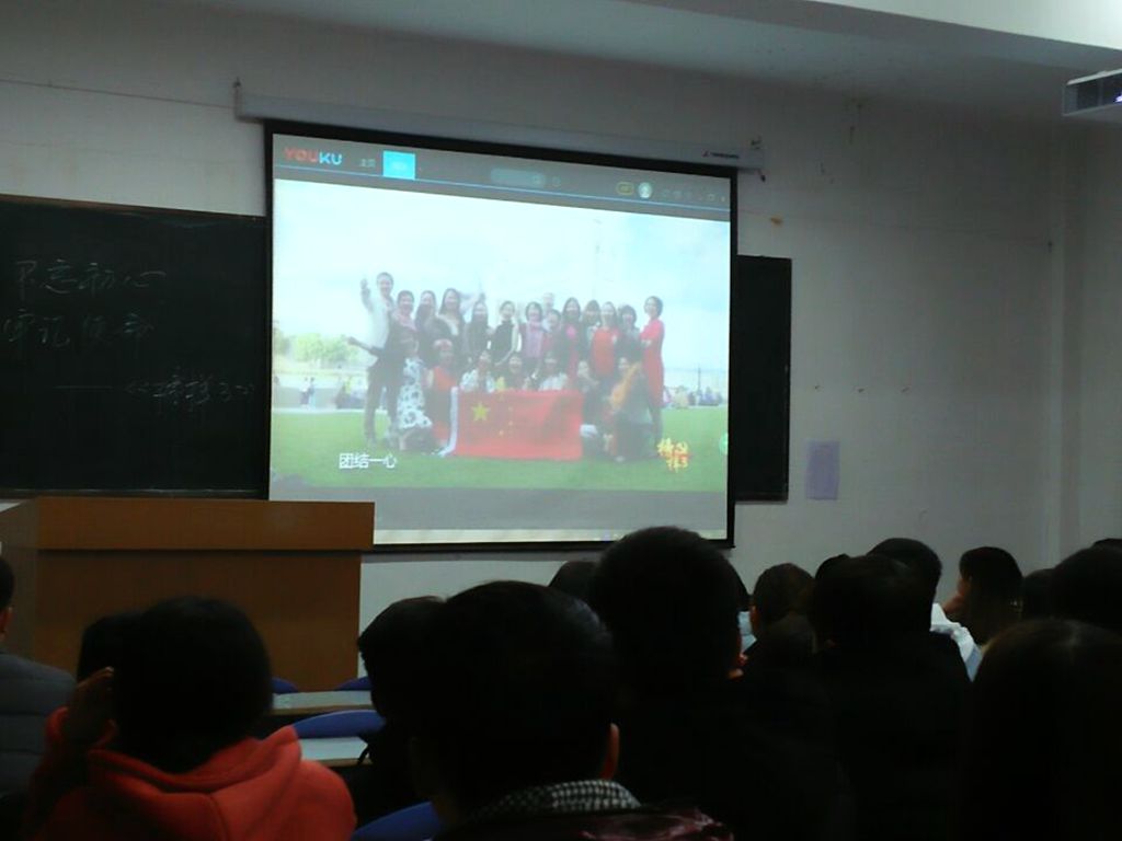 1542702644.jpg ballBET贝博BB艾弗森收看专题节目《榜样3》2.jpg