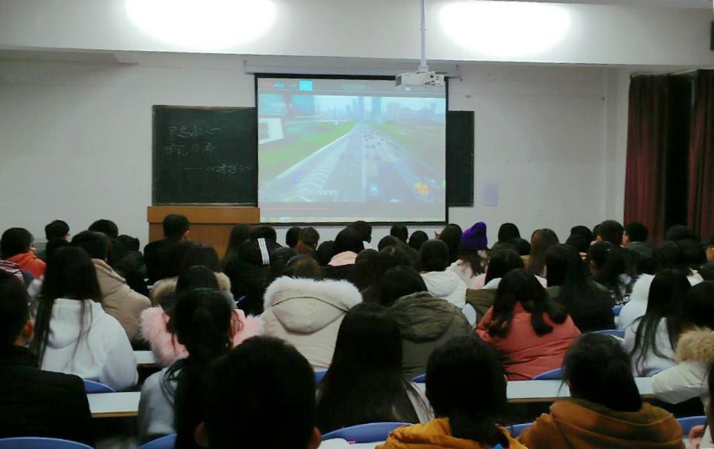 1542702665.jpg ballBET贝博BB艾弗森收看专题节目《榜样3》.jpg