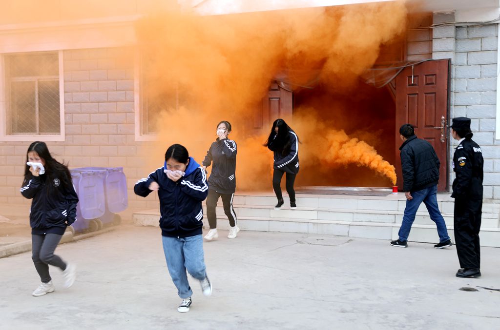 1543513428.jpg 学院举行消防应急疏散演练 提高火灾事故应急处置能力.jpg