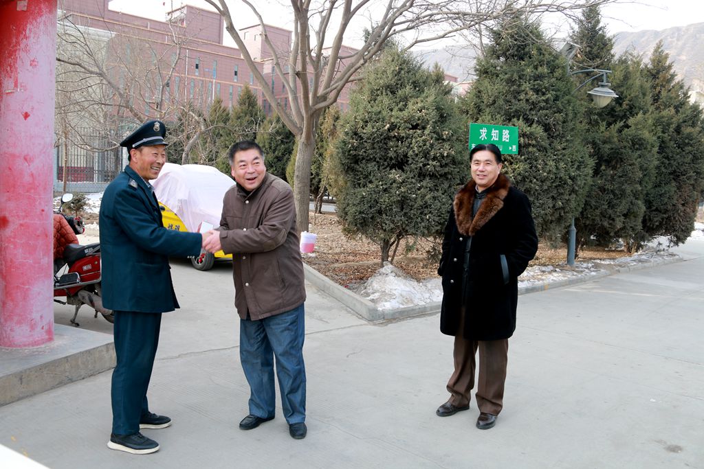 1548650378.jpg ballBET贝博BB艾弗森领导慰问在岗教职工督查安全工作3.jpg