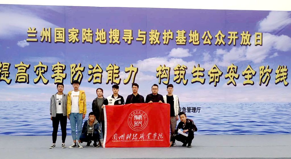 1557742928.jpg 部分学生代表合影_副本.jpg