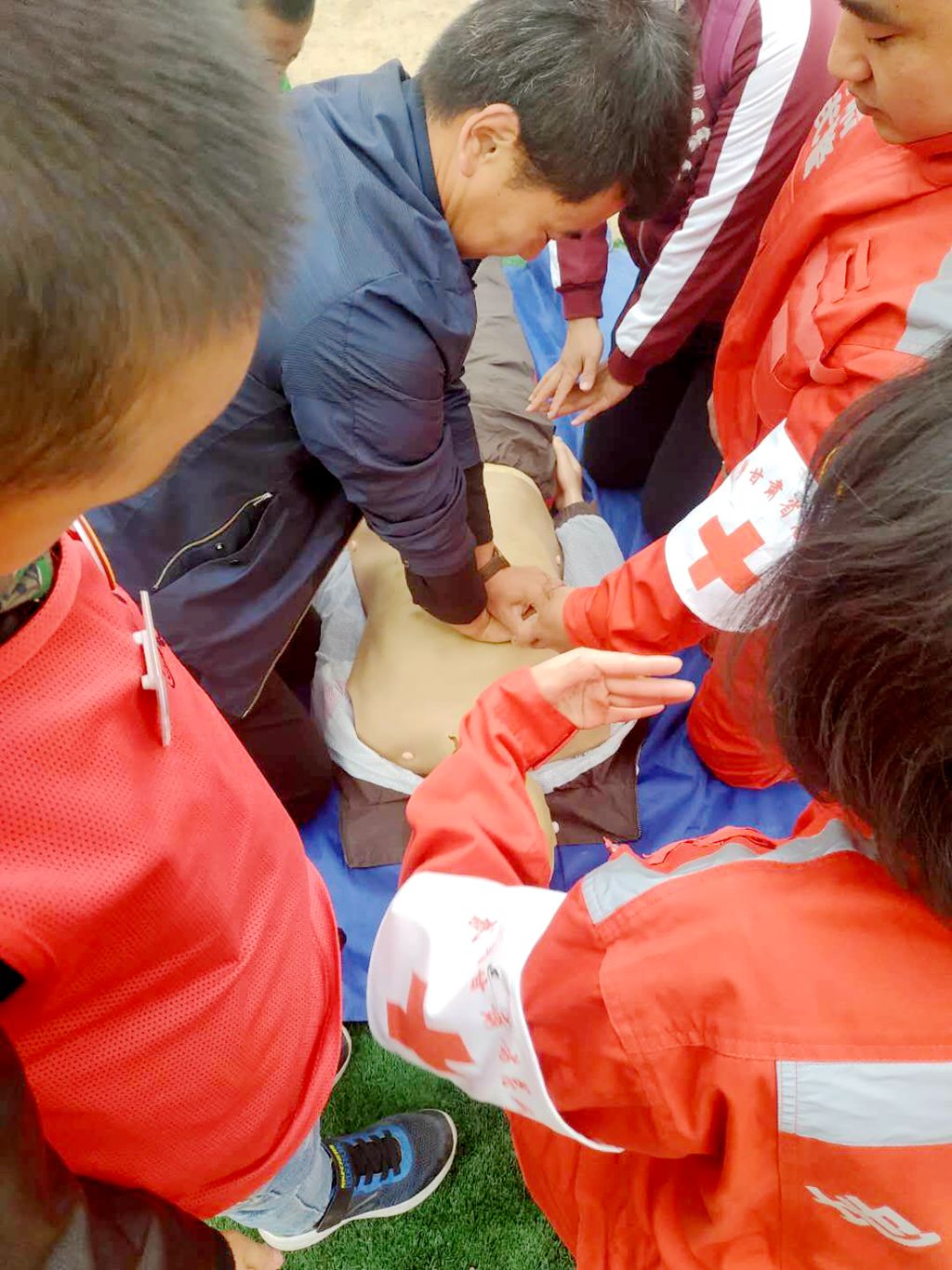 1557742945.jpg 团委书记张雷磊在学习徒手心肺复苏_副本.jpg