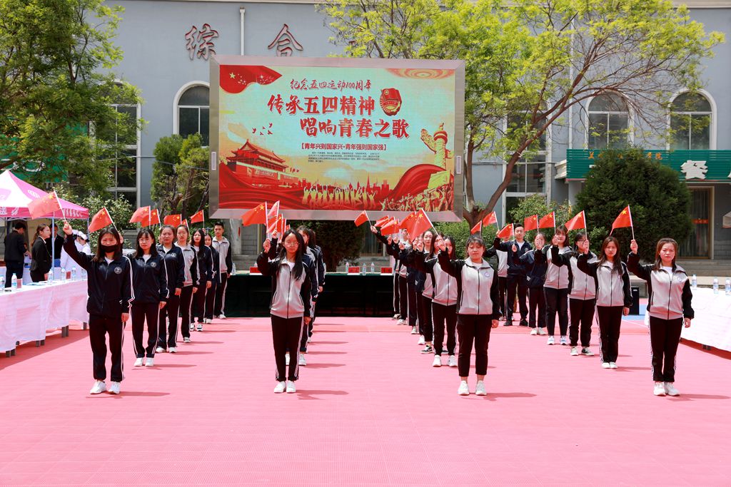 1557744797.jpg 团员青年同唱爱国歌_副本.jpg