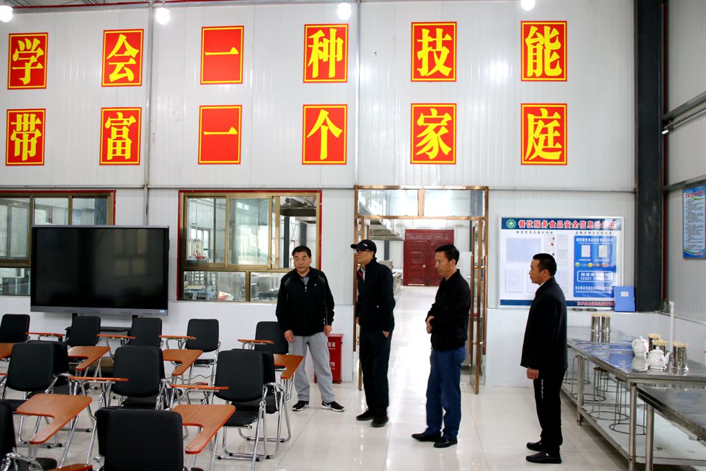 1557750100.jpg 东乡县对接职业教育“3+1”脱贫帮扶工作5.jpg