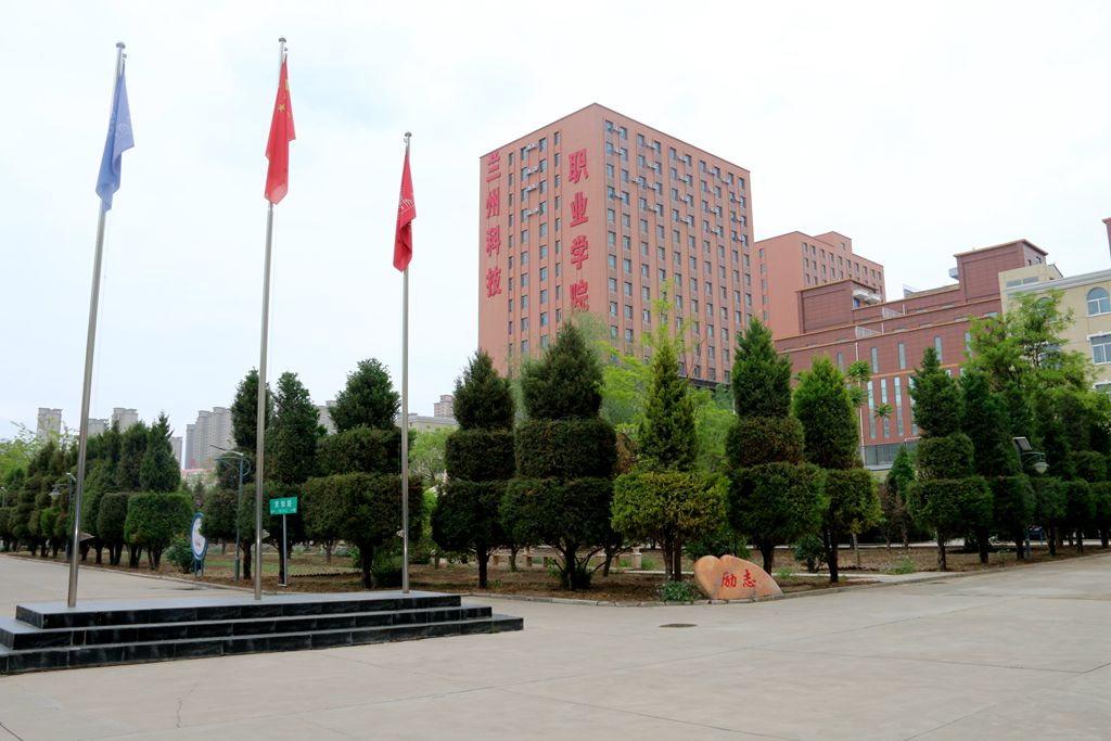 1592958349.jpg 深入开展爱国卫生大整治活动 努力创建文明校园.jpg