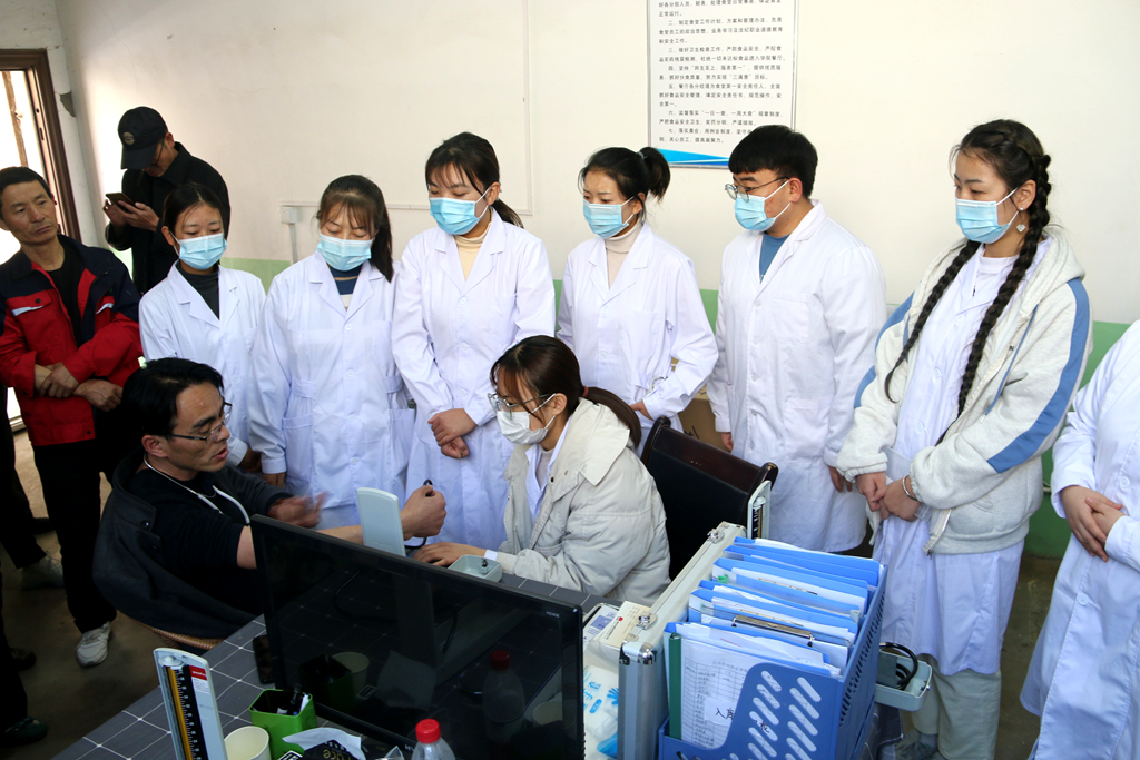 1605708632.jpg 医学系义诊活动_副本.jpg