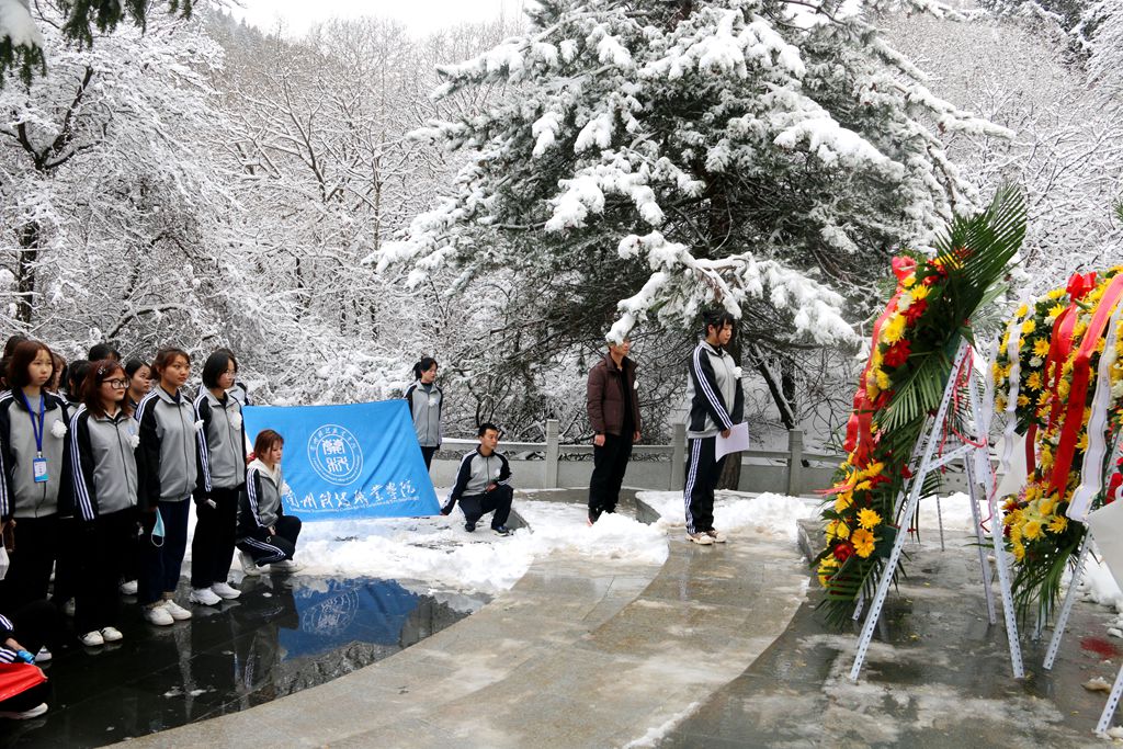 1617332421.jpg 学院党员和入党积极分子赴兴隆山烈士陵园缅怀革命先烈2.jpg