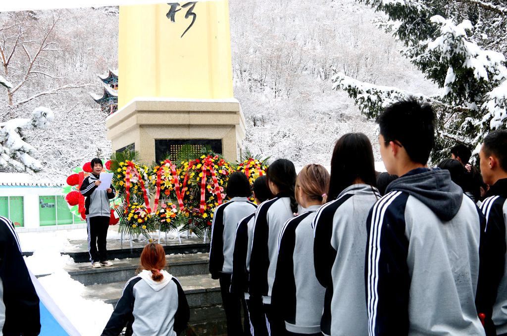 1617332437.jpg 学院党员和入党积极分子赴兴隆山烈士陵园缅怀革命先烈3_.jpg